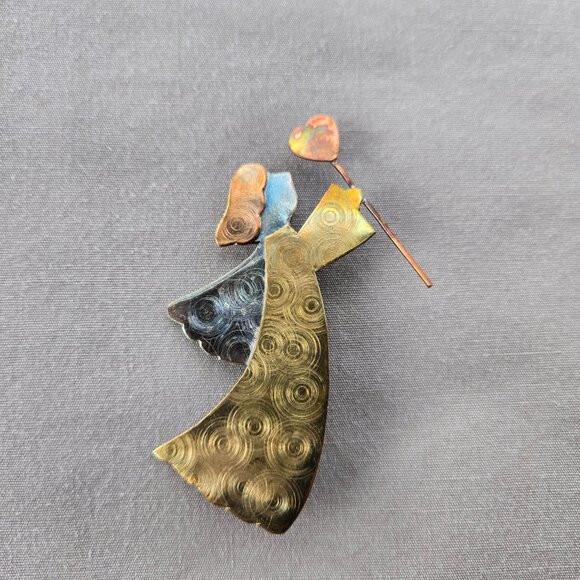 Sweet Angel Brooch carrying a Heart wand - Picture 2 of 4